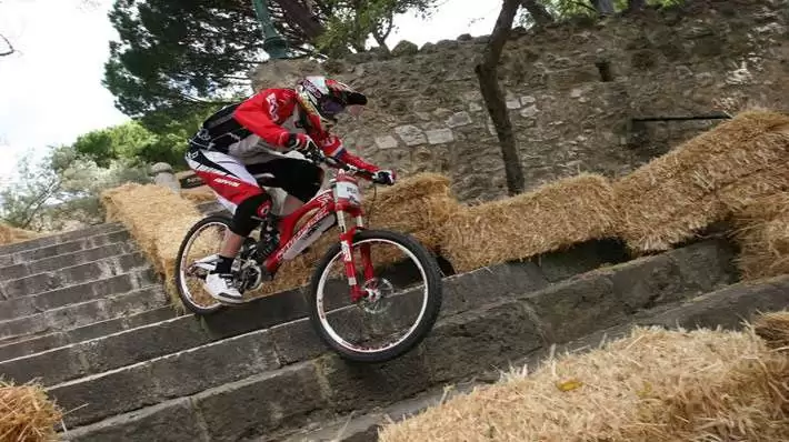 Steve Peat cornering foot down on about the roughest surface possible, stairs!